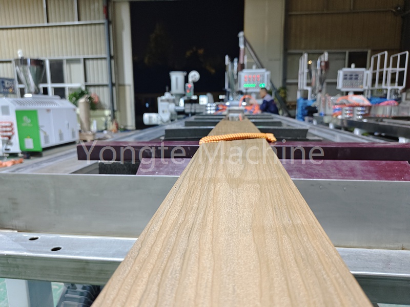 Die hout-plastiek-mede-ontledingstoerusting van Yongte Plastic Machinery help die houtplastiese deur- en vensterbedryf