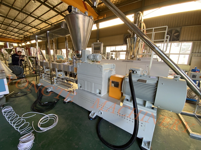 Yongte Plastic Machinery is ten volle besig met produksie om aan die verskillende behoeftes van buitelandse kliënte te voldoen.