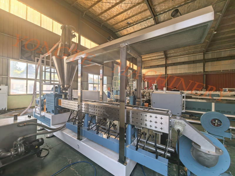 Qingdao Yongte plastiekmasjinerie se hout plastiek pelletiserende produksielyn suksesvol voltooide proefbewerking