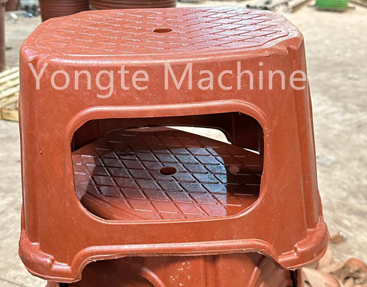 Yongte plastiek -ekstruderings- en gietmasjien word in die fabriek van die klante van die klante geïnstalleer vir die herwinning van plastiekfilmvermorsing in plastiek emmers, plastiekbakke en plastiekstoele.