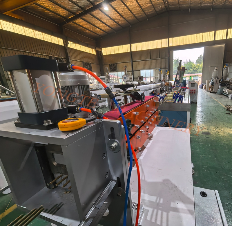 Die mark vir buitelug-rotanagtige meubels is besig om op te warm, en Yongte Plastic Machinery het 'n PE-houtplastiek-nabootsing van die rattan-pypproduksielyn van stapel gestuur.