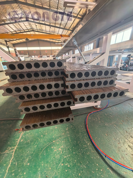 Yongte Plastic Masjinerie voltooi die opgradering van sy 3D aanlyn reliëf-hout-plastiekvloerproduksielyn, wat die voordele daarvan beklemtoon as 'n soliede hout-alternatief