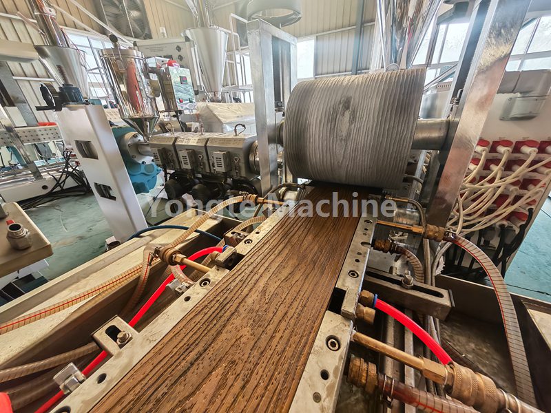 Yongte WPC-dek-ko-ekstrusielyn met aanlyn 3D-bosseleertoerusting word suksesvol getoets