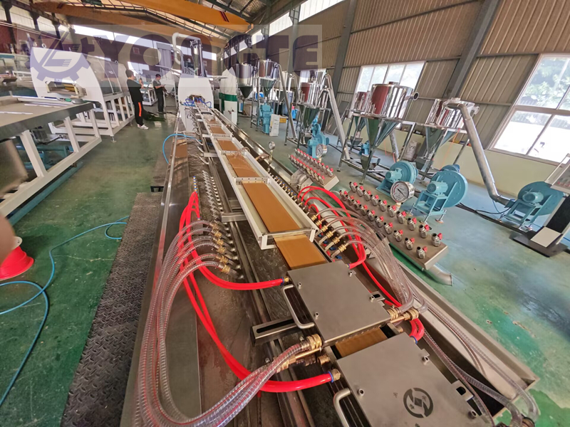 Yongte Plastics Masjinerie: Maak hout-plastiek saamgestelde (WPC) motor-binnevloere 