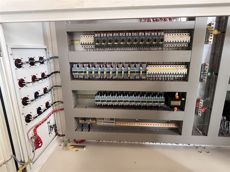 Ontleed die sleutelelemente van die elektriese beheerstelsel van houtplastiekvloertoerusting
