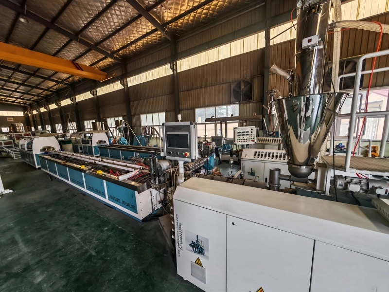4 Hoëspoed WPC-profiel-produksielyn vir holte vir kliënt in die Midde-Ooste