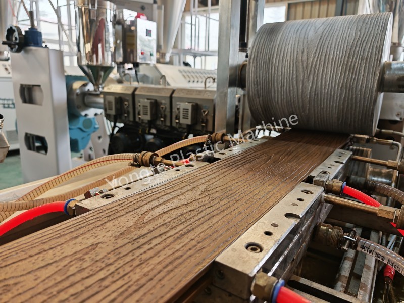 Yongte voer suksesvolle WPC-dekproefproduksie met klapperskulpmateriaal vir Viëtnamese kliënt uit